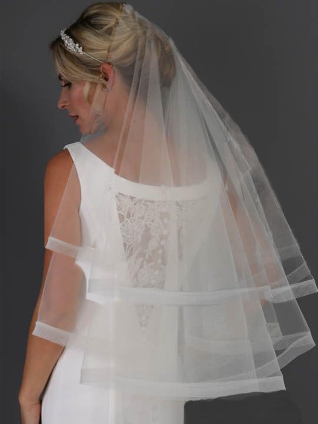 Fingertip Bride Wedding Veils 2 Tier Bridal Veil Ribbon Edge Veils with Comb for Brides and Women