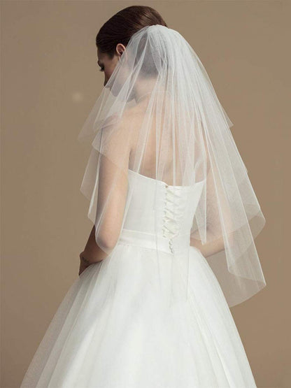 Unsutuo 2 Tiers Bride Wedding Veil Short Fingertip Bridal Tulle Veil with Comb and Cut Edge (White)