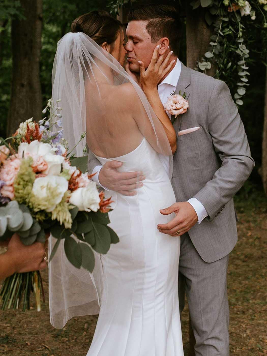 1 Tier Bride Wedding Veils Fingertip Bridal Veil Tulle Veils with Comb for Brides and Women