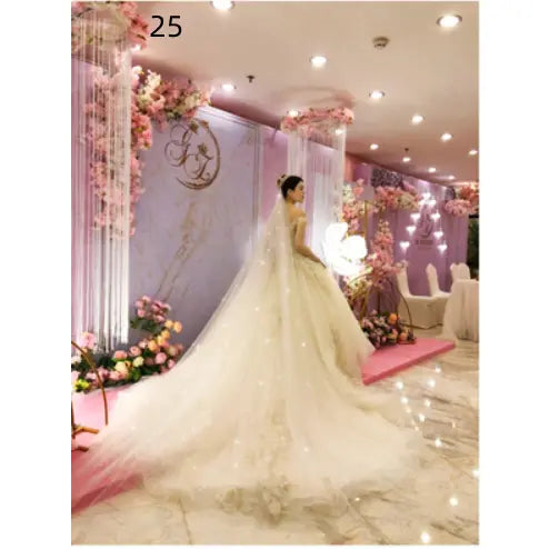 Bridal Long-Tail Luxury Veil - Elegant Sheer Wedding Accessory for Brides with Refined Finishing Touch